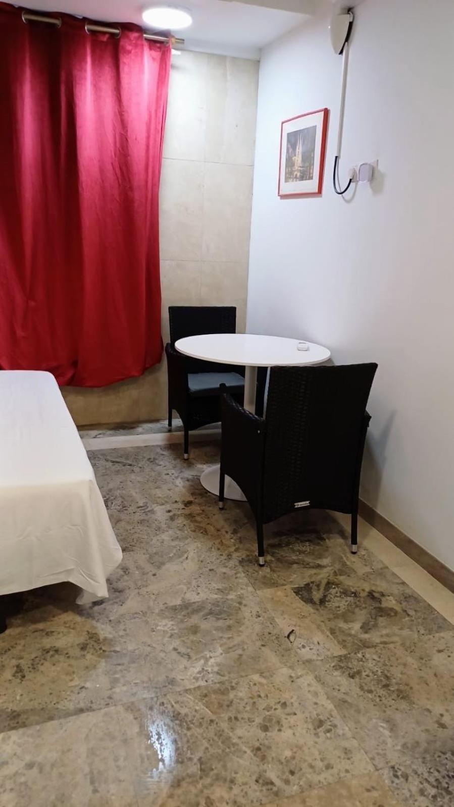 Hostal Estudios Badalona Eksteriør billede