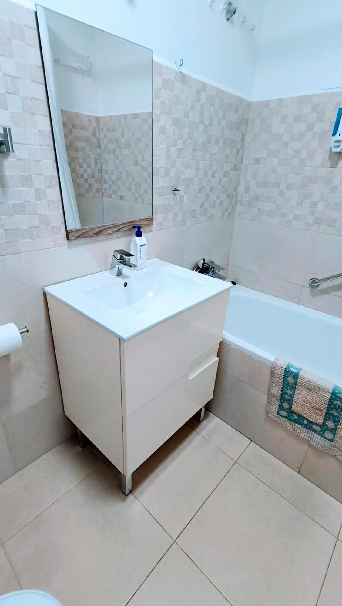 Hostal Estudios Badalona Eksteriør billede