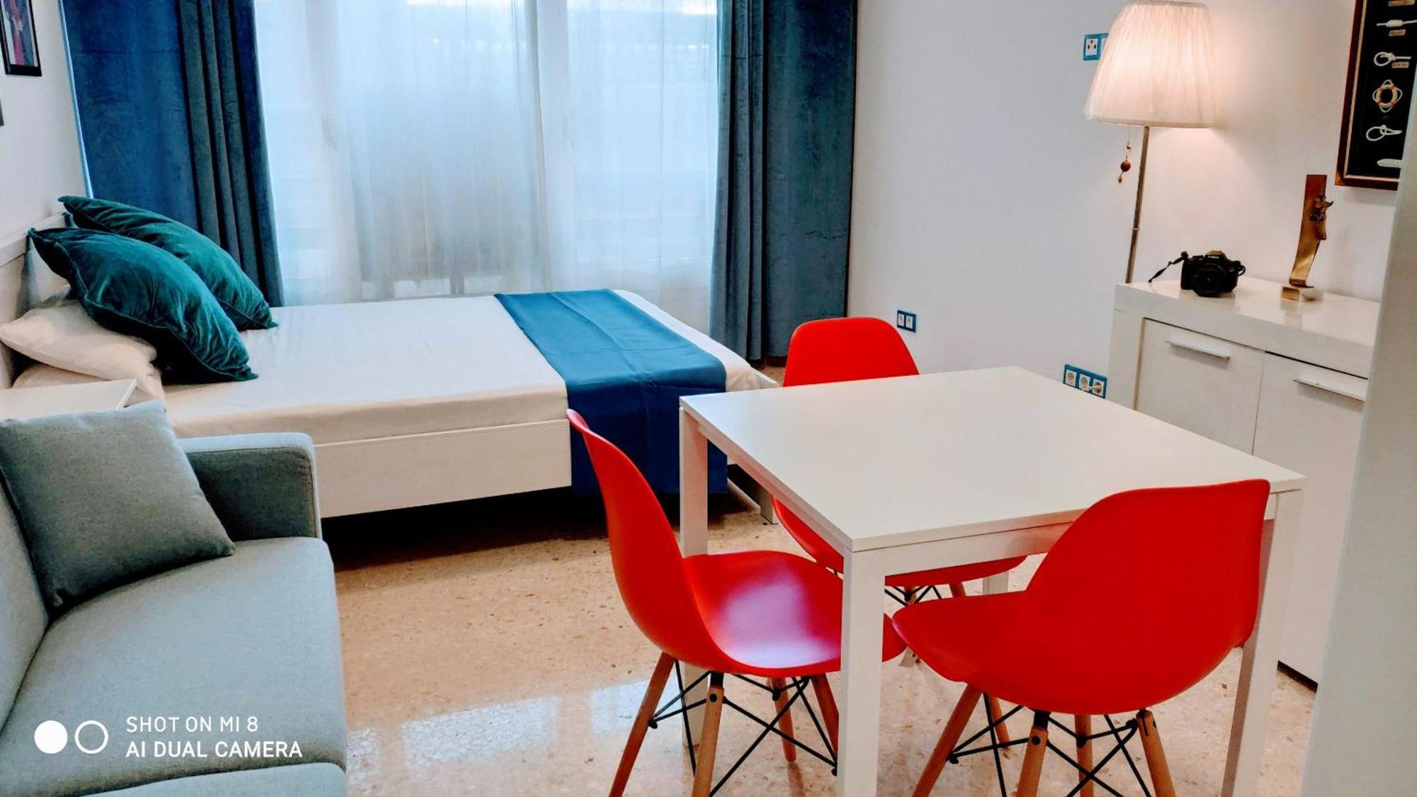 Hostal Estudios Badalona Eksteriør billede